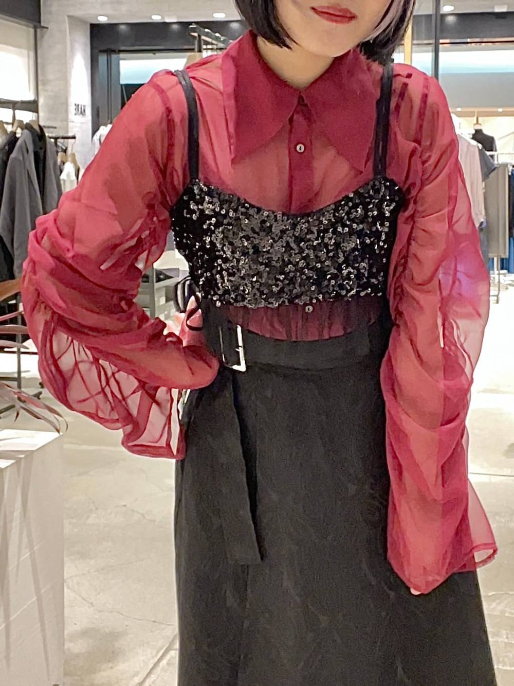 ホワイト系のサンダル、ブラック系のチューブトップ、ブラック系のスカートを着用したレディースの春コーディネートの3枚目の写真