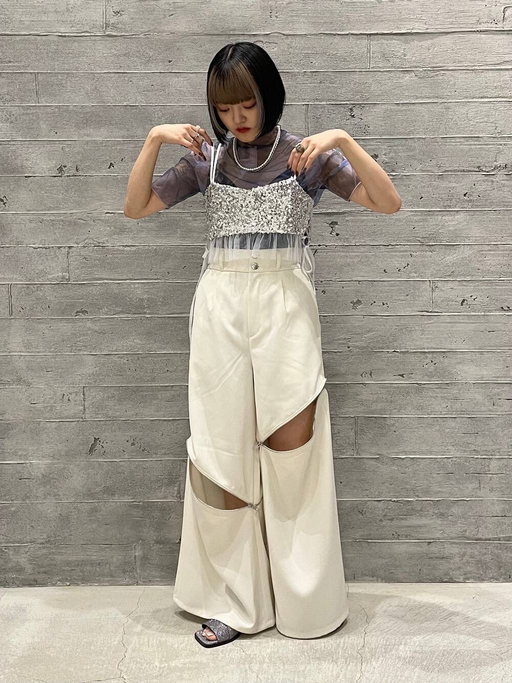 シルバー系のチューブトップ、シルバー系のサンダル、ブルー系のTシャツ/カットソーを着用したレディースの夏コーディネートの2枚目の写真