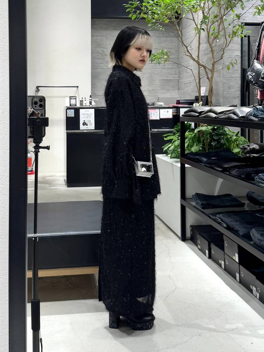 ブラック系のパンプス、ブラック系のシャツ/ブラウス、ブラック系のスカートを着用したレディースの冬コーディネートの4枚目の写真