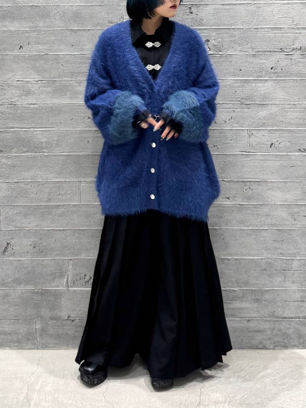 ブルー系のカーディガン/ボレロ、ブラック系のシャツ/ブラウス、グレー系のブーツを着用したレディースの秋コーディネートの2枚目の写真