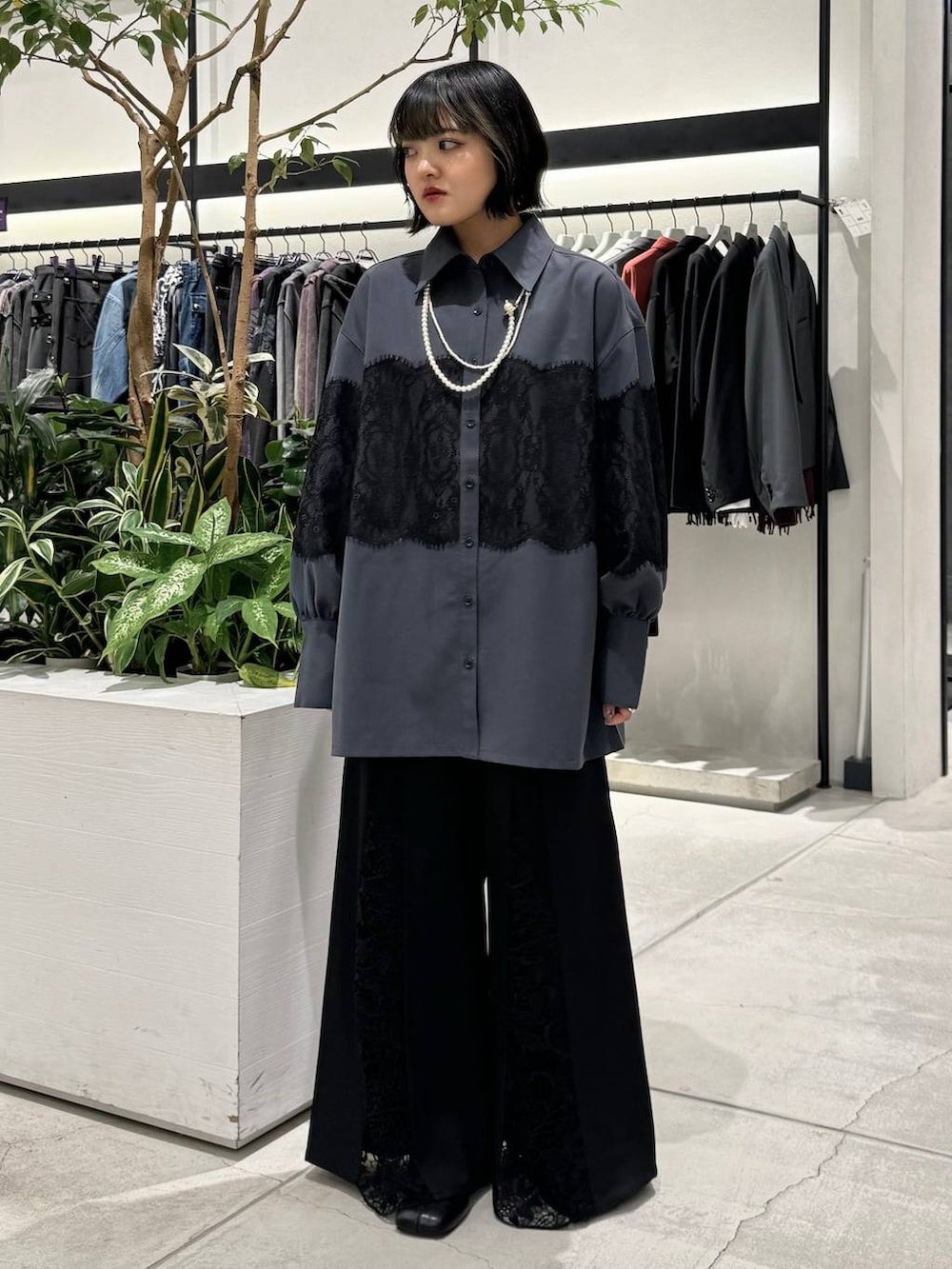 ブラック系のブーツ、グレー系のシャツ/ブラウス、ブラック系のその他パンツを着用したレディースの秋コーディネートの3枚目の写真