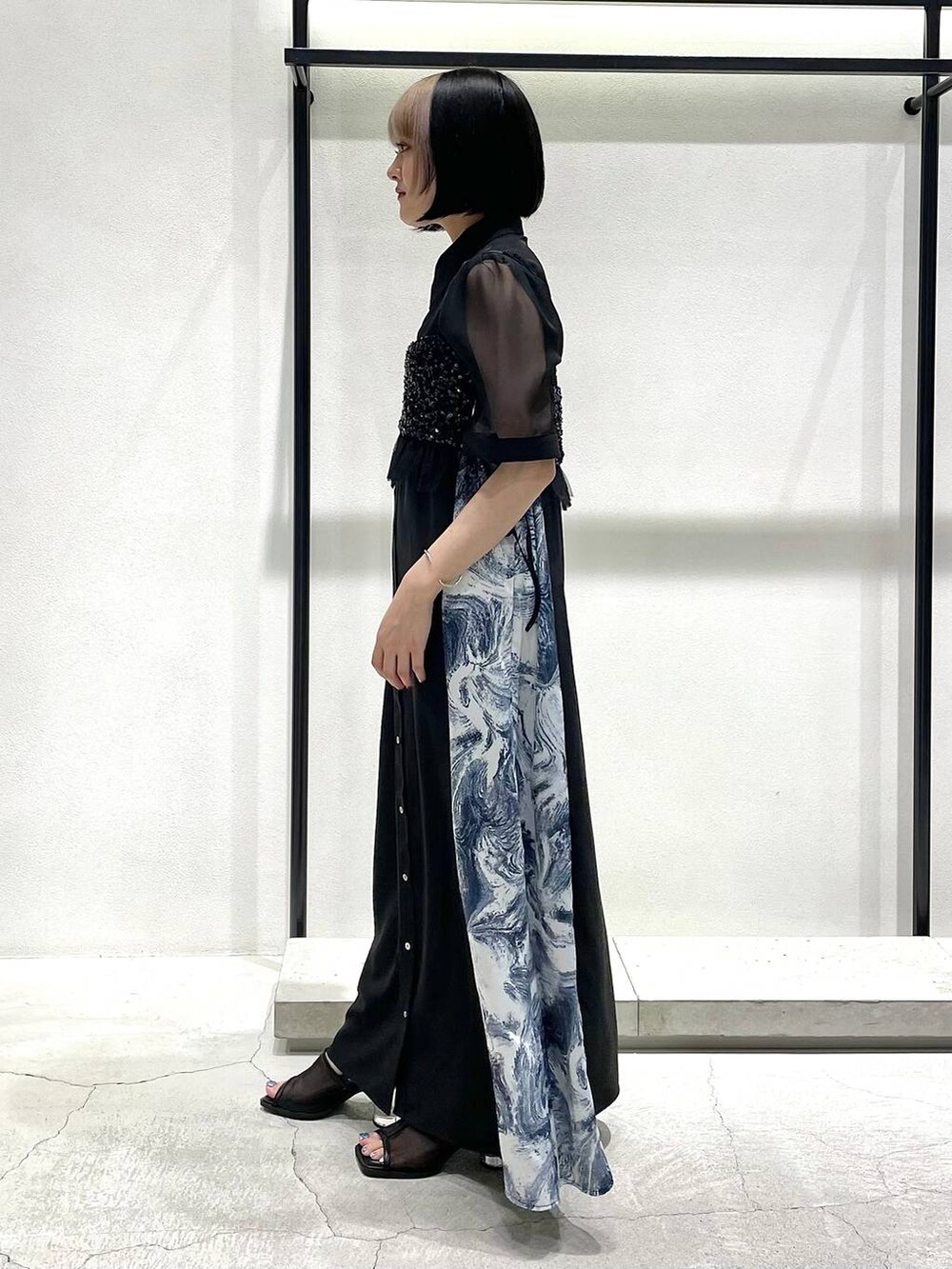 ブラック系のサンダル、ブラック系のチューブトップ、グレー系のワンピースを着用したレディースの春コーディネートの5枚目の写真