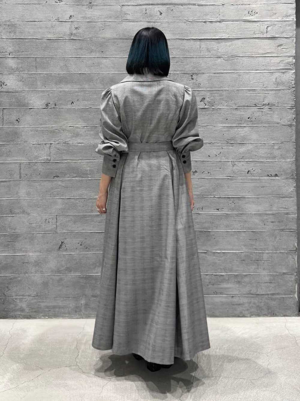 グレー系のブーツ、グレー系のワンピースを着用したレディースの秋コーディネートの4枚目の写真