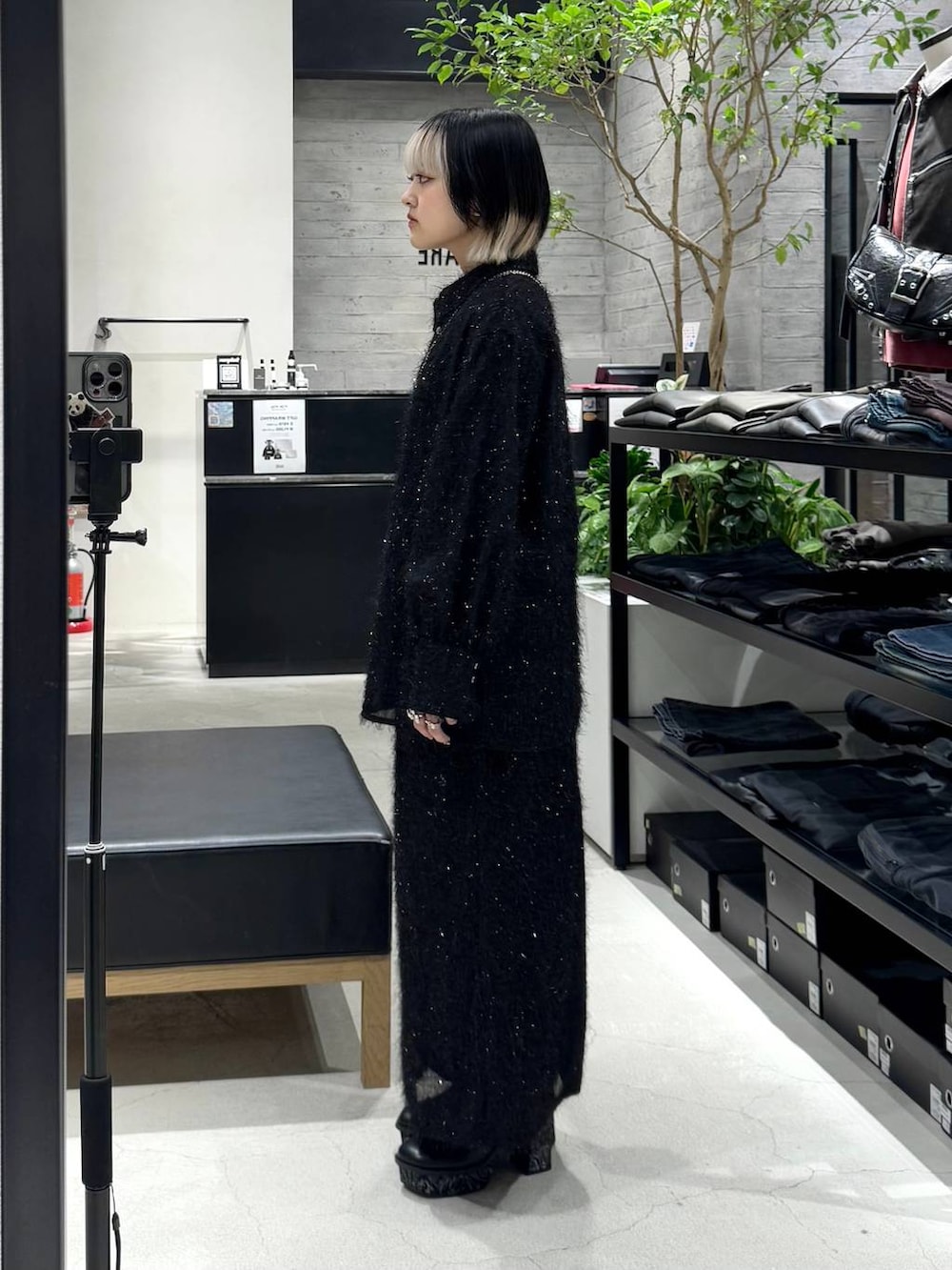 ブラック系のパンプス、ブラック系のシャツ/ブラウス、ブラック系のスカートを着用したレディースの冬コーディネートの6枚目の写真