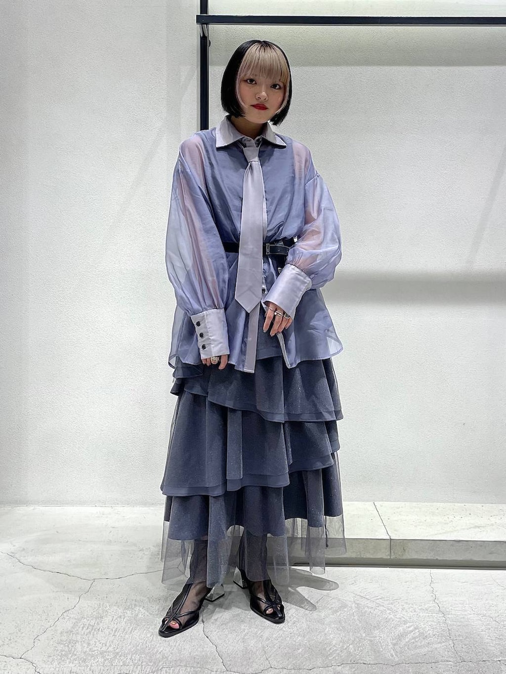 ブラック系のサンダル、ブラック系のタンクトップ、グレー系のスカートを着用したレディースの春コーディネートの3枚目の写真