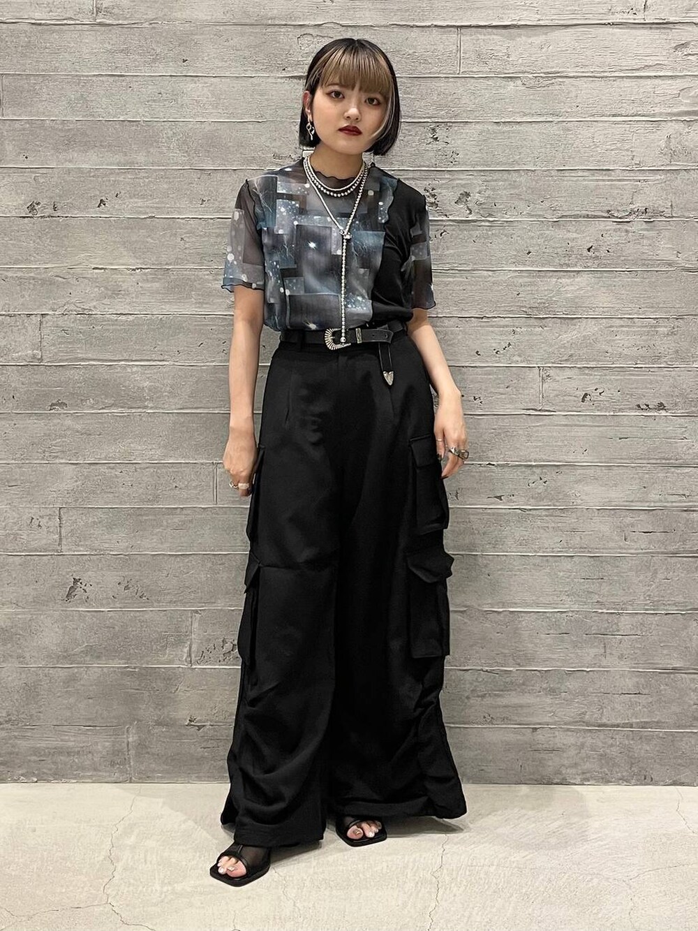 ブラック系のサンダル、グレー系のタンクトップ、ブラック系のカーゴパンツを着用したレディースの夏コーディネートの5枚目の写真