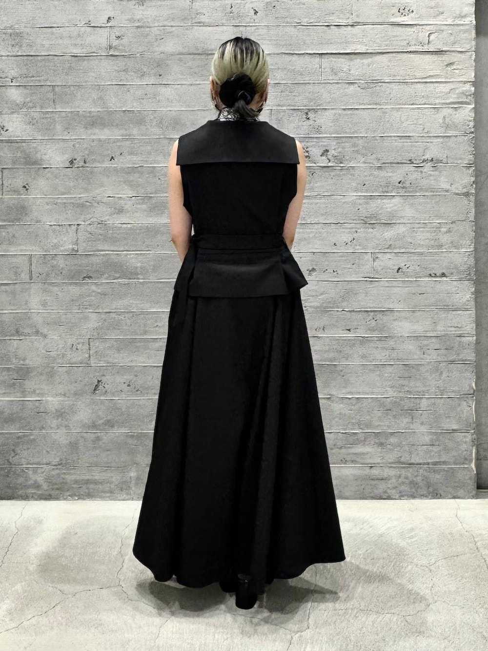 ブラック系のワンピース、ブラック系のローファー、ブラック系のボストンバッグを着用したレディースの夏コーディネートの5枚目の写真