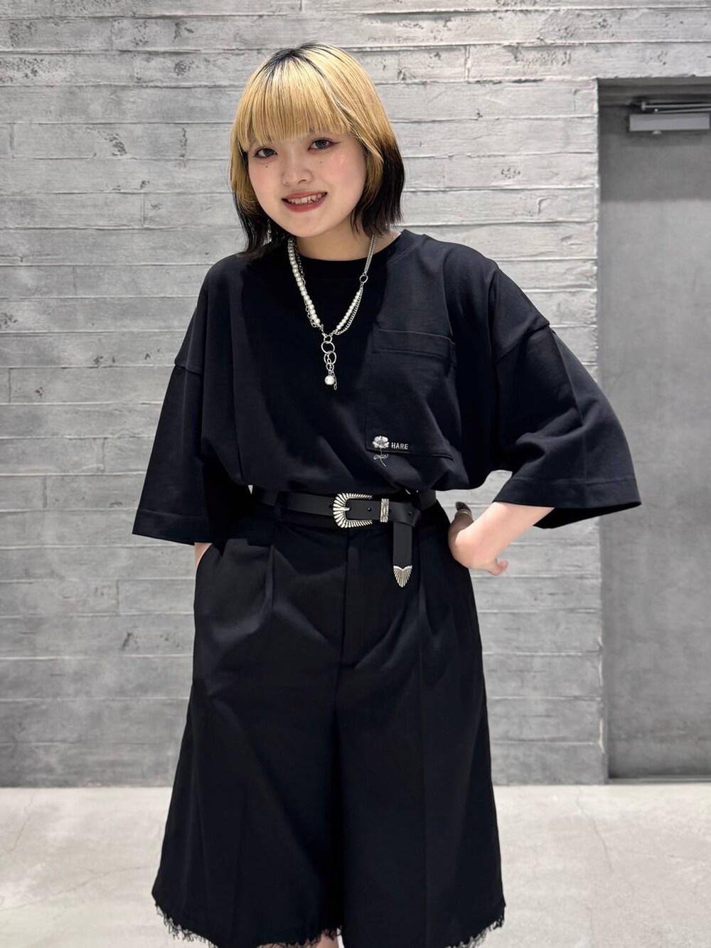 ブラック系のサンダル、ブラック系のTシャツ/カットソー、ブラック系のその他パンツを着用したレディースの夏コーディネートの2枚目の写真