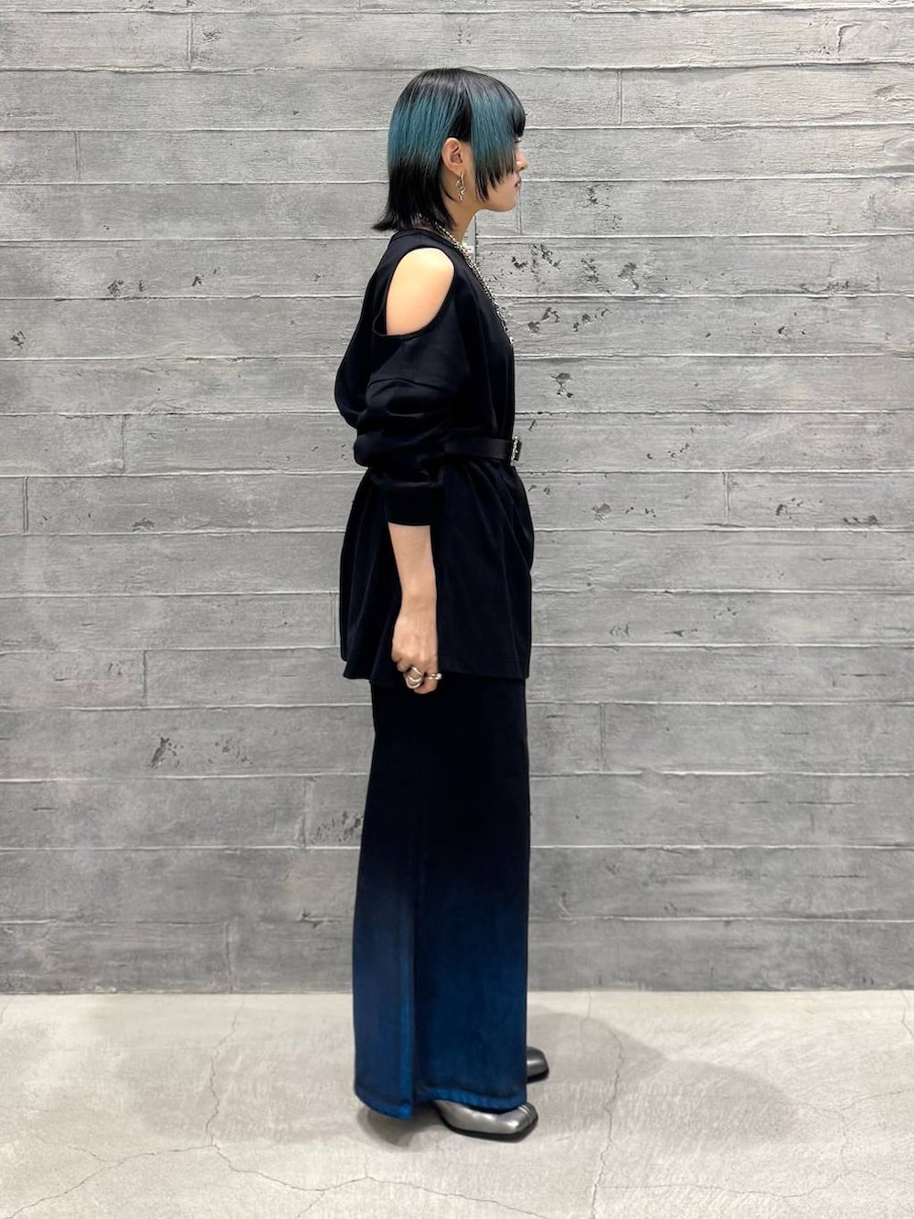 ブラック系のTシャツ/カットソー、シルバー系のブーツ、ブラック系のデニムパンツを着用したレディースの夏コーディネートの6枚目の写真