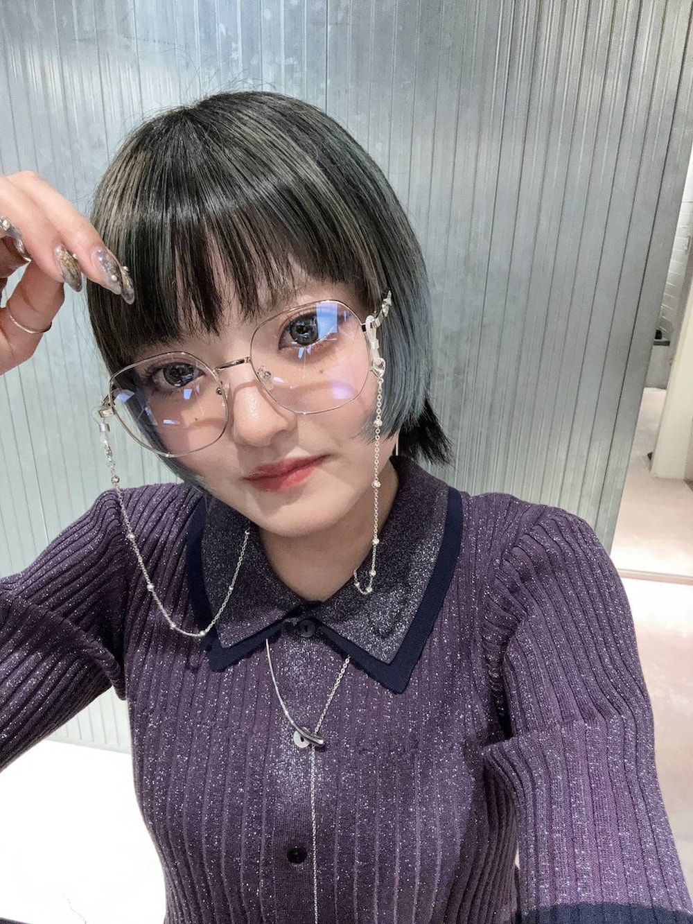 パープル系のカーディガン/ボレロ、シルバー系のメガネ、シルバー系のネックレスを着用したレディースの春コーディネートの2枚目の写真