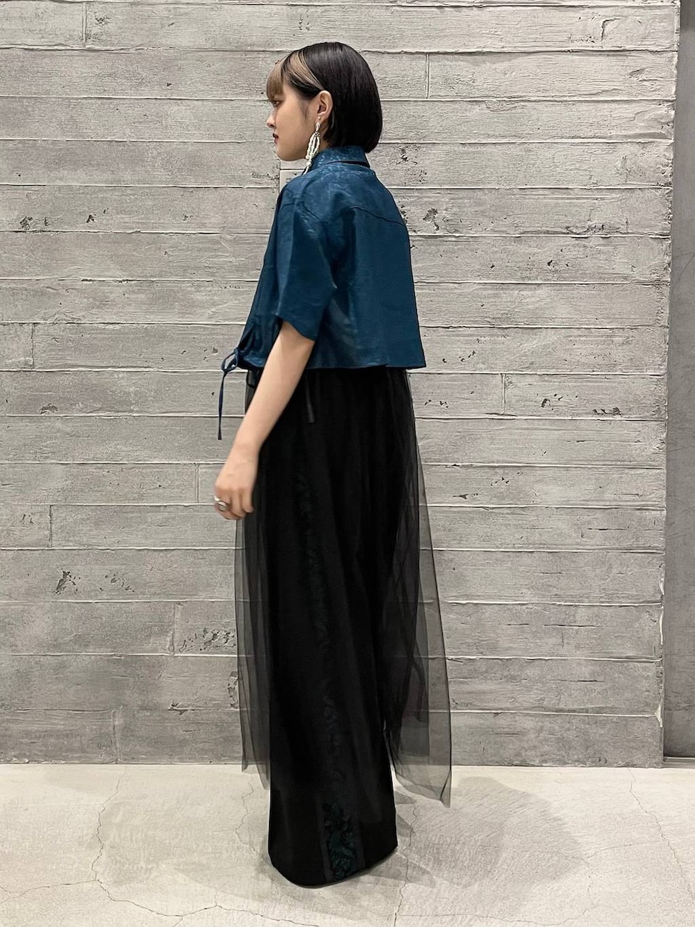 ブラック系のその他パンツ、ブラック系のタンクトップ、グリーン系のシャツ/ブラウスを着用したレディースの夏コーディネートの3枚目の写真