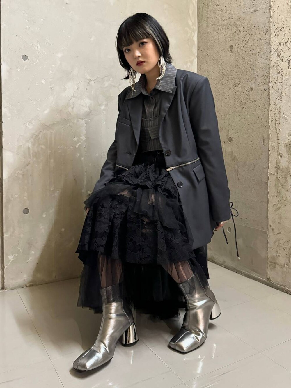 シルバー系のブーツ、ブラック系のデニムスカート、その他のシャツ/ブラウスを着用したレディースの秋コーディネートの4枚目の写真