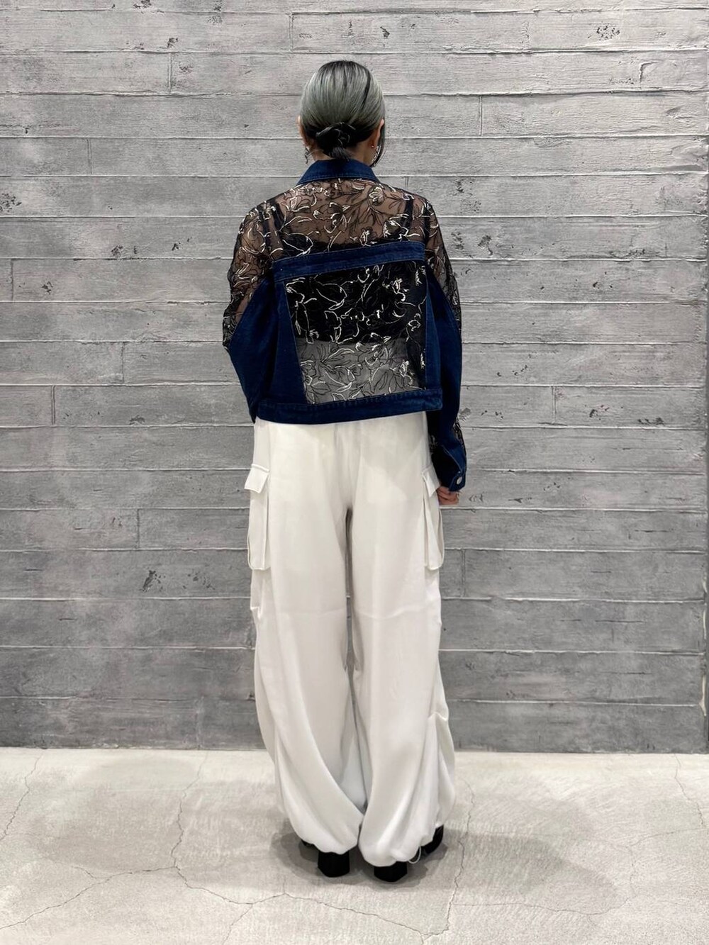 ホワイト系のカーゴパンツ、ブラック系のサンダル、ブルー系のデニムジャケットを着用したレディースの夏コーディネートの5枚目の写真