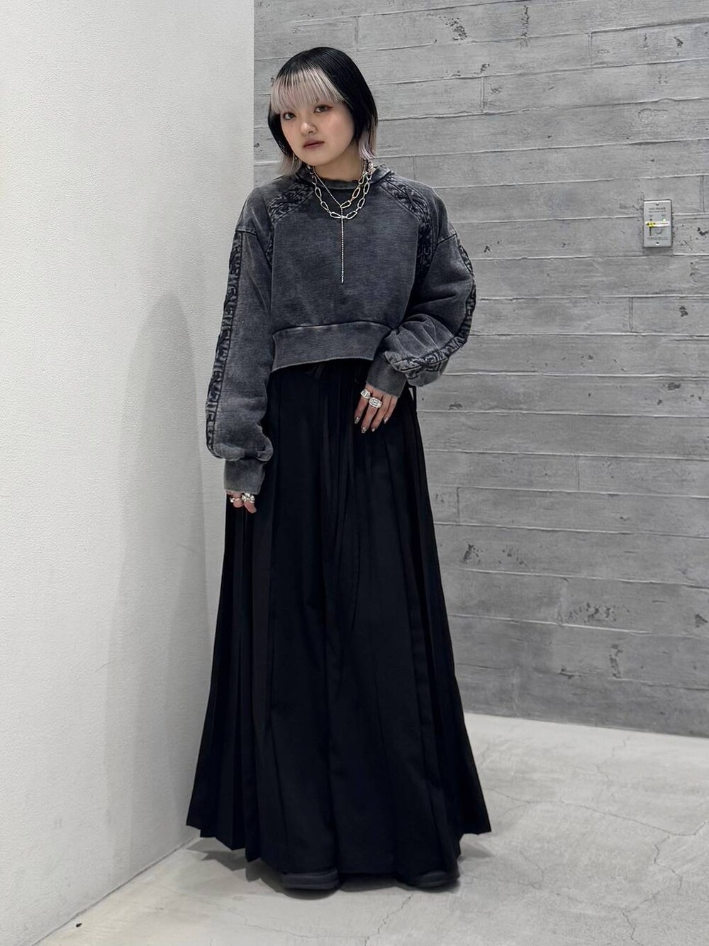「低身長、モード、個性派、骨格ストレート、体型カバー、高見え、モテ、HARE、着痩せ・細見え、大人カジュアル、カジュアルコーデ、ブルゾン、ワイドパンツ、モノトーン」｜「HAREのバイカーデザインブーツ(HARE)（ブーツ、ブラック系）」を使った、かのんさん（レディース・149cm）の冬コーディネートの3枚目の写真
