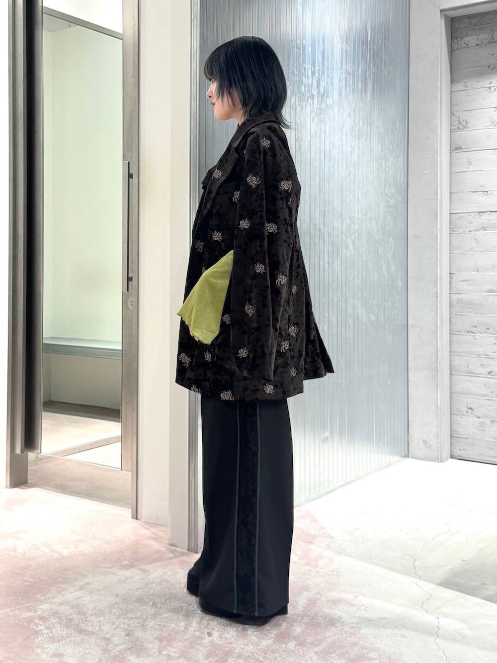 ブラック系のつなぎ/オールインワン、イエロー系のカーディガン/ボレロ、ブラウン系のテーラードジャケットを着用したレディースの夏コーディネートの4枚目の写真