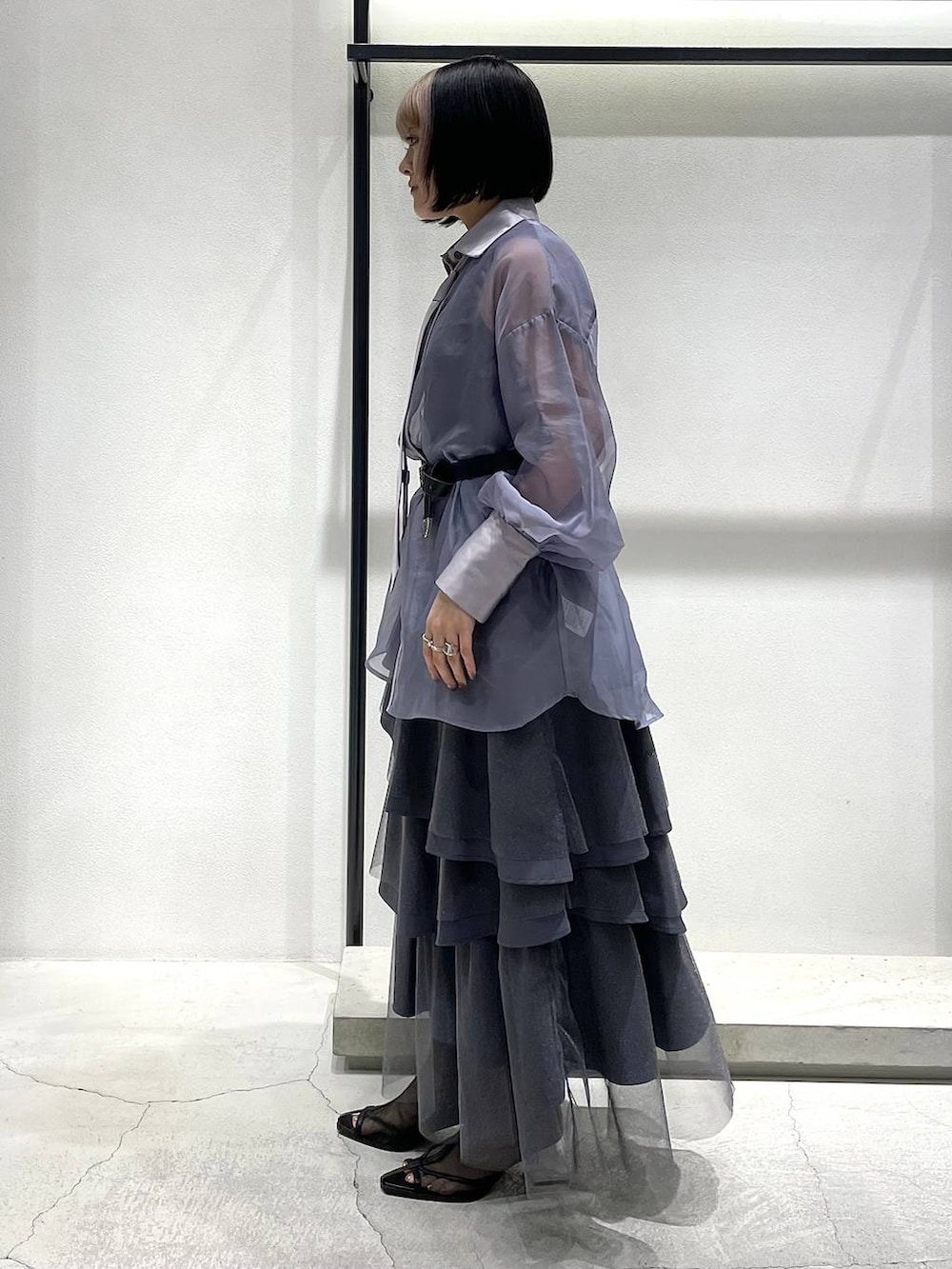 ブラック系のサンダル、ブラック系のタンクトップ、グレー系のスカートを着用したレディースの春コーディネートの4枚目の写真