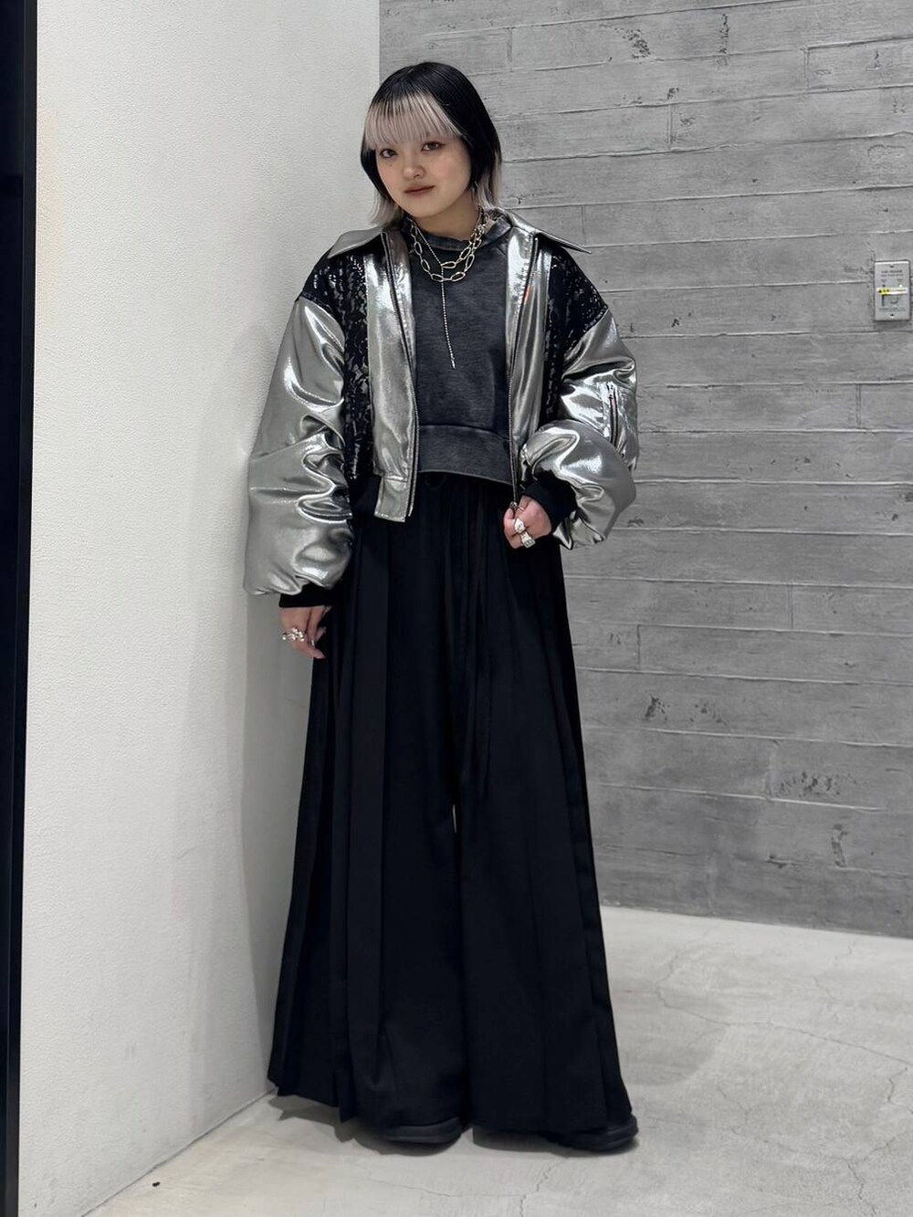 「低身長、モード、個性派、骨格ストレート、体型カバー、高見え、モテ、HARE、着痩せ・細見え、大人カジュアル、カジュアルコーデ、ブルゾン、ワイドパンツ、モノトーン」｜「HAREのバイカーデザインブーツ(HARE)（ブーツ、ブラック系）」を使った、かのんさん（レディース・149cm）の冬コーディネートの6枚目の写真