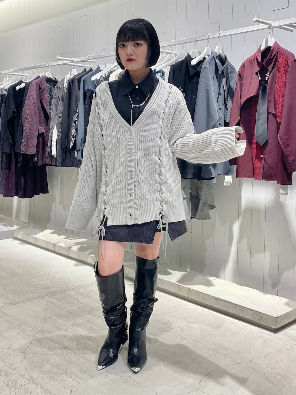 ブラック系のブーツ、グレー系のその他パンツ、ブラック系のシャツ/ブラウスを着用したレディースの秋コーディネートの2枚目の写真