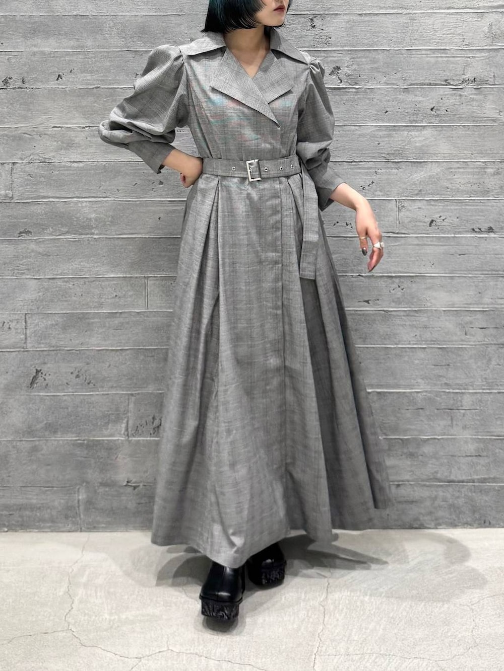 グレー系のブーツ、グレー系のワンピースを着用したレディースの秋コーディネートの2枚目の写真