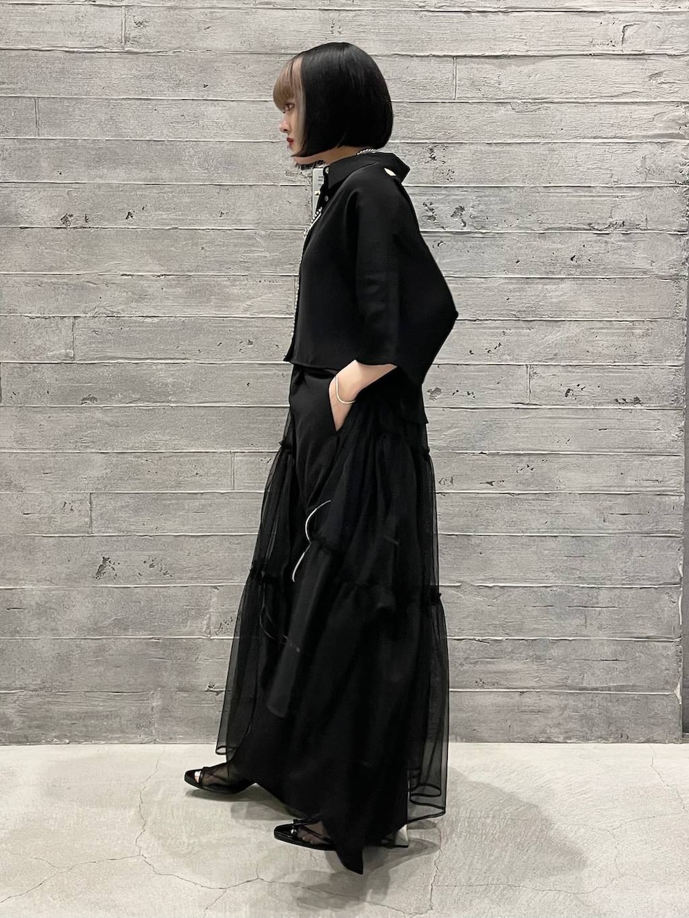 ブラック系のサンダル、ブラック系のシャツ/ブラウス、ブラック系のその他パンツを着用したレディースの夏コーディネートの4枚目の写真