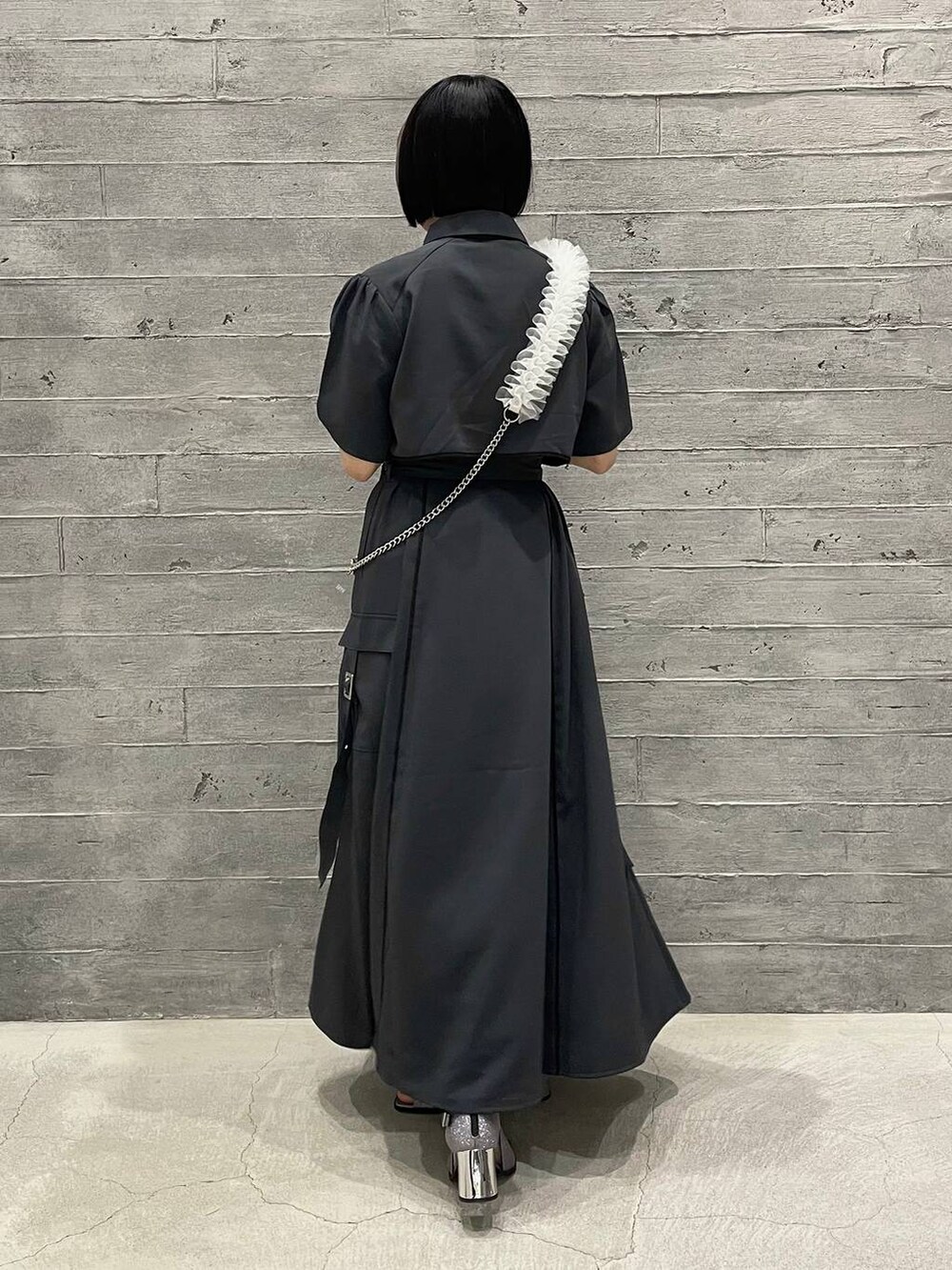 シルバー系のサンダル、グレー系のワンピース、ホワイト系のスマホグッズを着用したレディースの夏コーディネートの4枚目の写真