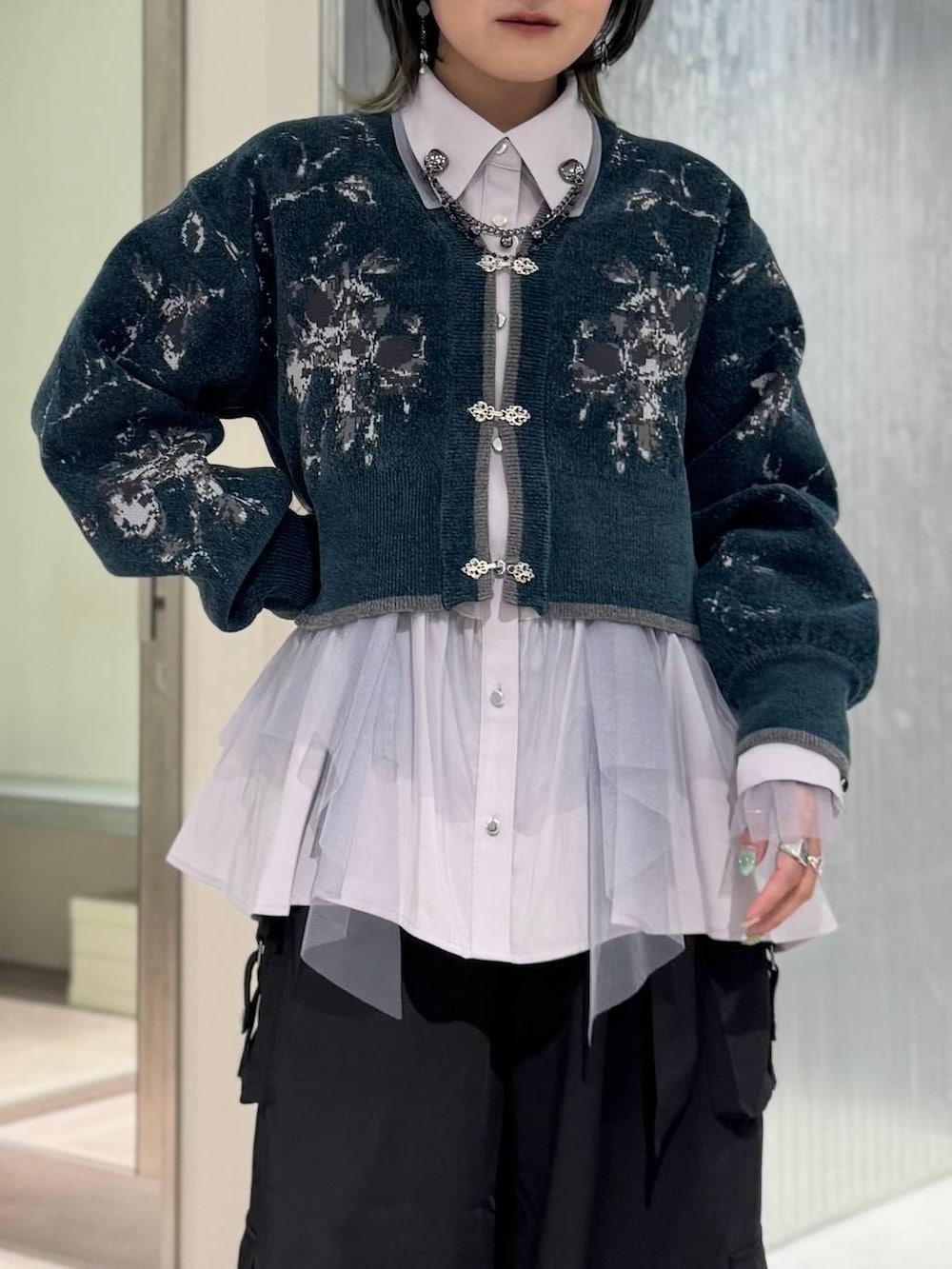 ブラック系のブーツ、グレー系のシャツ/ブラウス、ブラック系のカーゴパンツを着用したレディースの秋コーディネートの2枚目の写真
