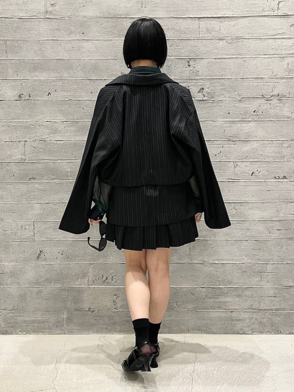 その他のテーラードジャケット、ブラック系のパンプス、グリーン系のシャツ/ブラウスを着用したレディースの夏コーディネートの4枚目の写真