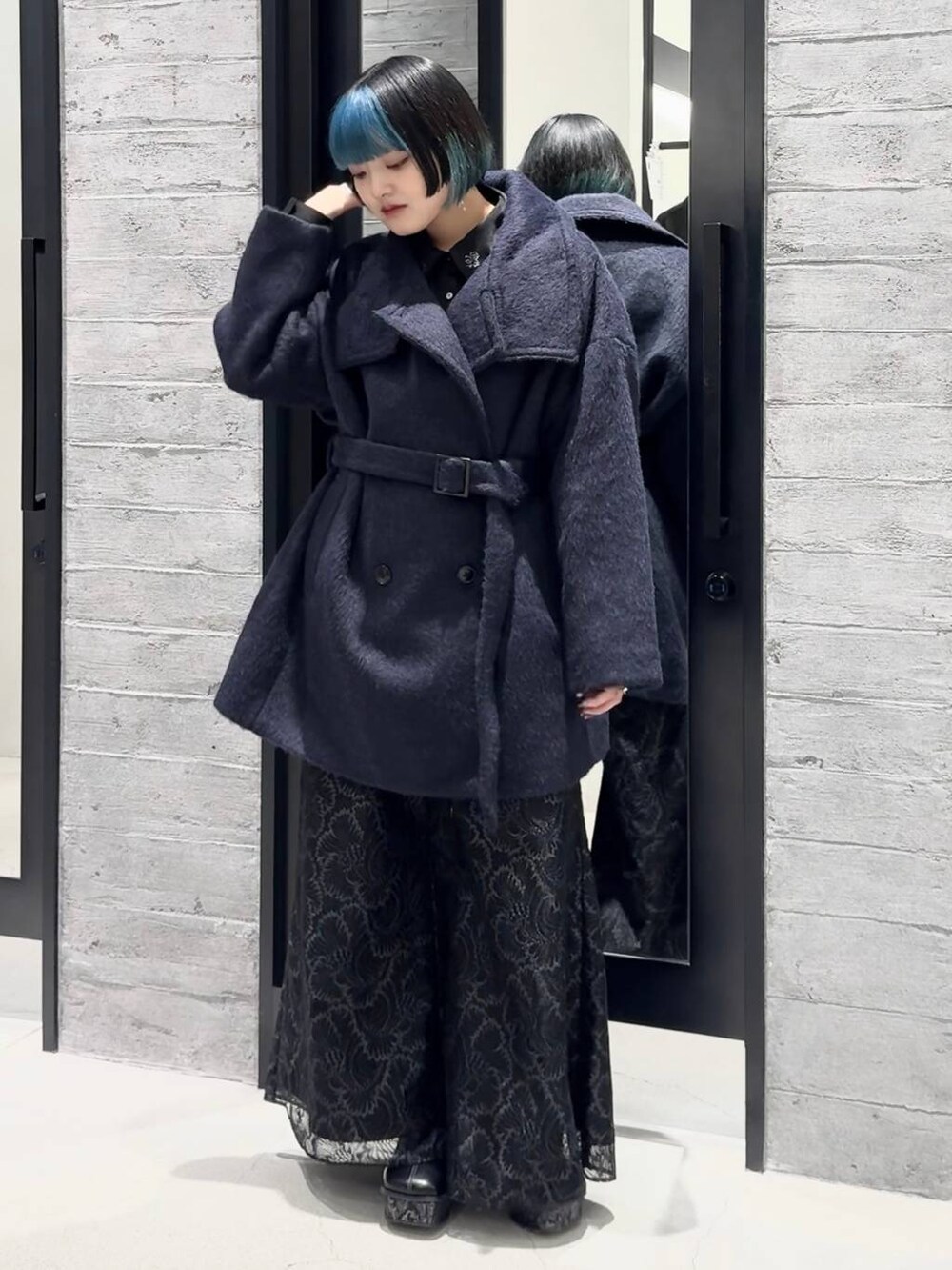 パープル系のブルゾン、グレー系のブーツ、ブラック系のシャツ/ブラウスを着用したレディースの秋コーディネートの2枚目の写真