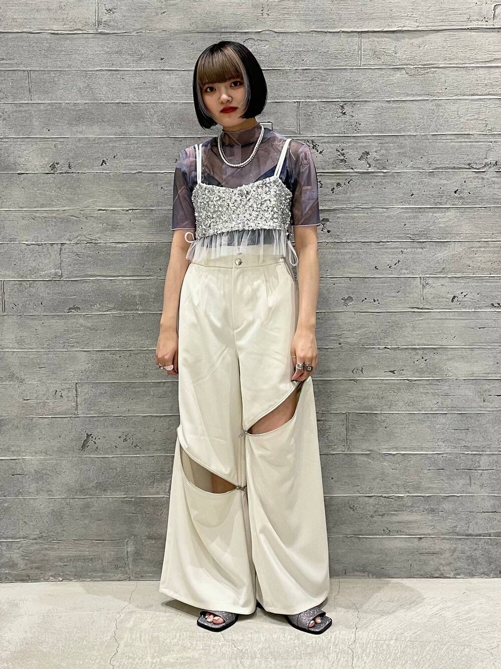 シルバー系のチューブトップ、シルバー系のサンダル、ブルー系のTシャツ/カットソーを着用したレディースの夏コーディネートの5枚目の写真