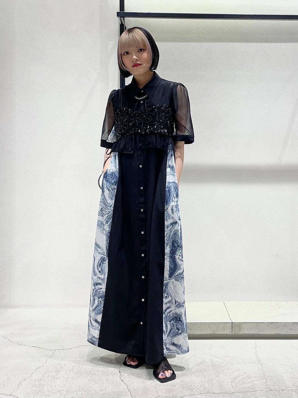 ブラック系のサンダル、ブラック系のチューブトップ、グレー系のワンピースを着用したレディースの春コーディネートの2枚目の写真