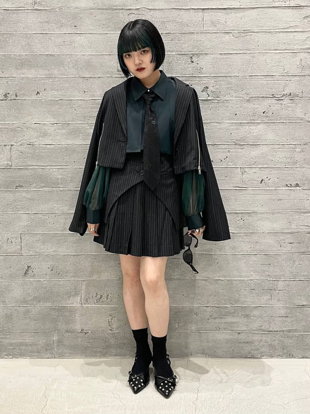 その他のテーラードジャケット、ブラック系のパンプス、グリーン系のシャツ/ブラウスを着用したレディースの夏コーディネートの5枚目の写真