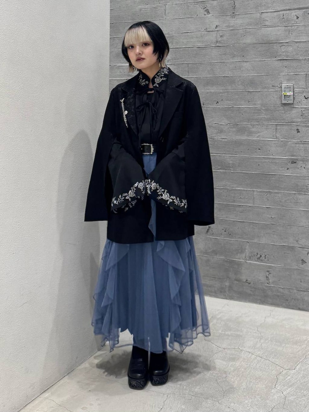 ブラック系のシャツ/ブラウス、ブラック系のパンプス、ブラック系のテーラードジャケットを着用したレディースの冬コーディネートの3枚目の写真