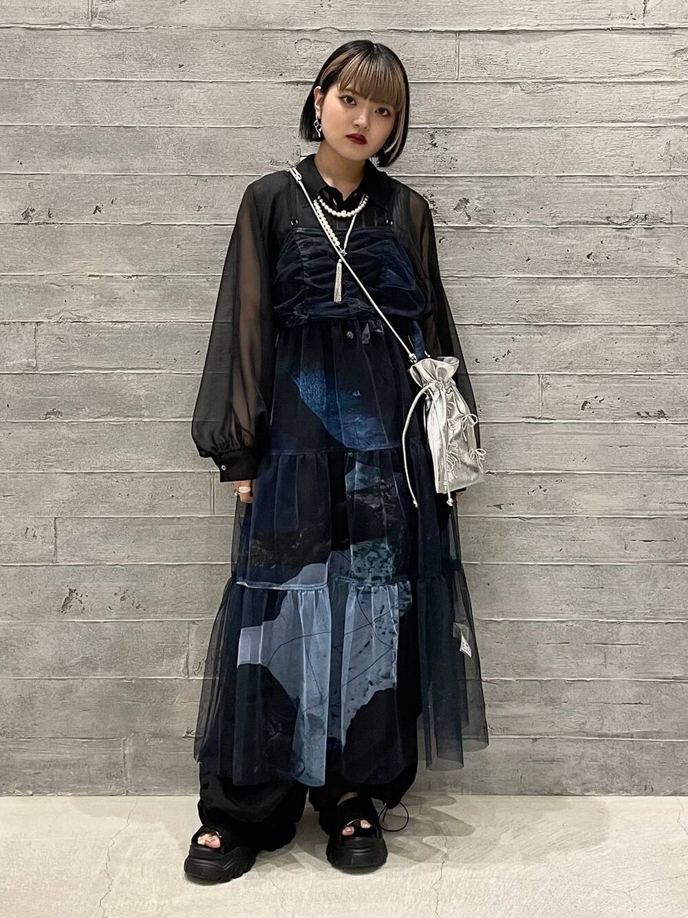 ブラック系のシャツ/ブラウス、グレー系のタンクトップ、ブラック系のカーゴパンツを着用したレディースの夏コーディネートの4枚目の写真