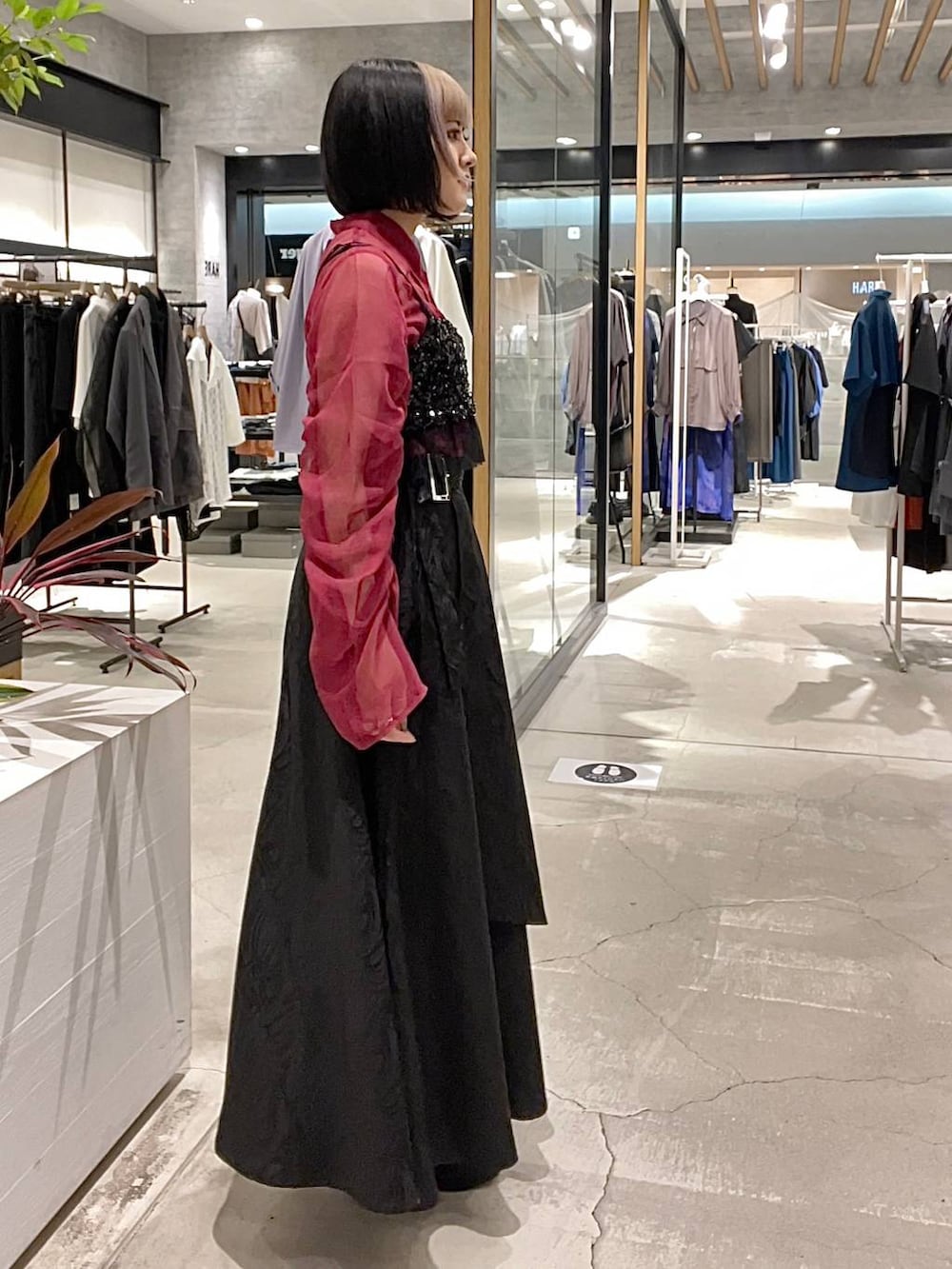 ホワイト系のサンダル、ブラック系のチューブトップ、ブラック系のスカートを着用したレディースの春コーディネートの5枚目の写真