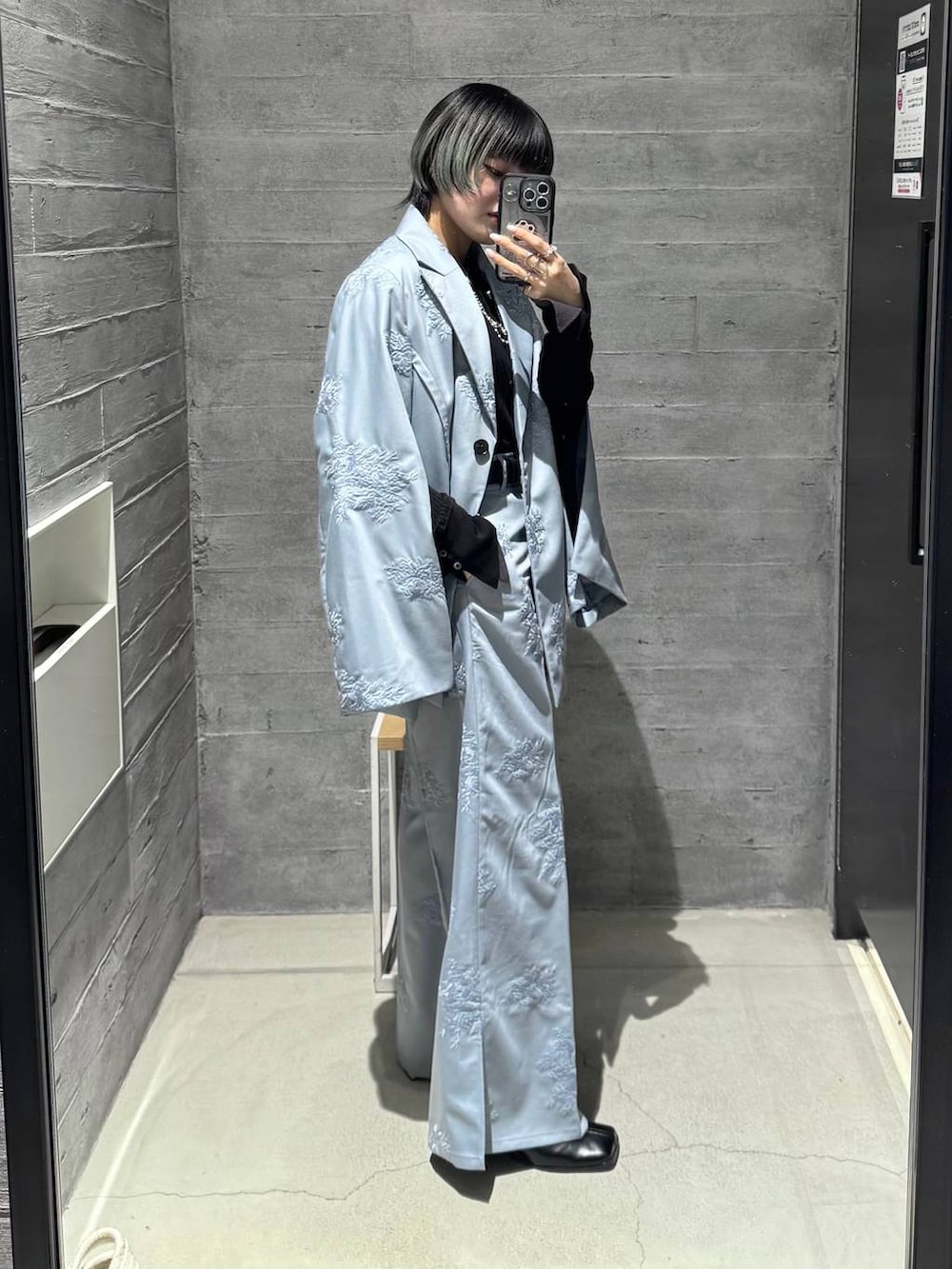 ブラック系のブーツ、ブルー系のその他パンツ、ブラック系のニット/セーターを着用したレディースの冬コーディネートの4枚目の写真