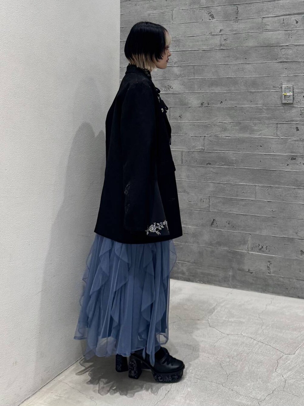 ブラック系のシャツ/ブラウス、ブラック系のパンプス、ブラック系のテーラードジャケットを着用したレディースの冬コーディネートの4枚目の写真