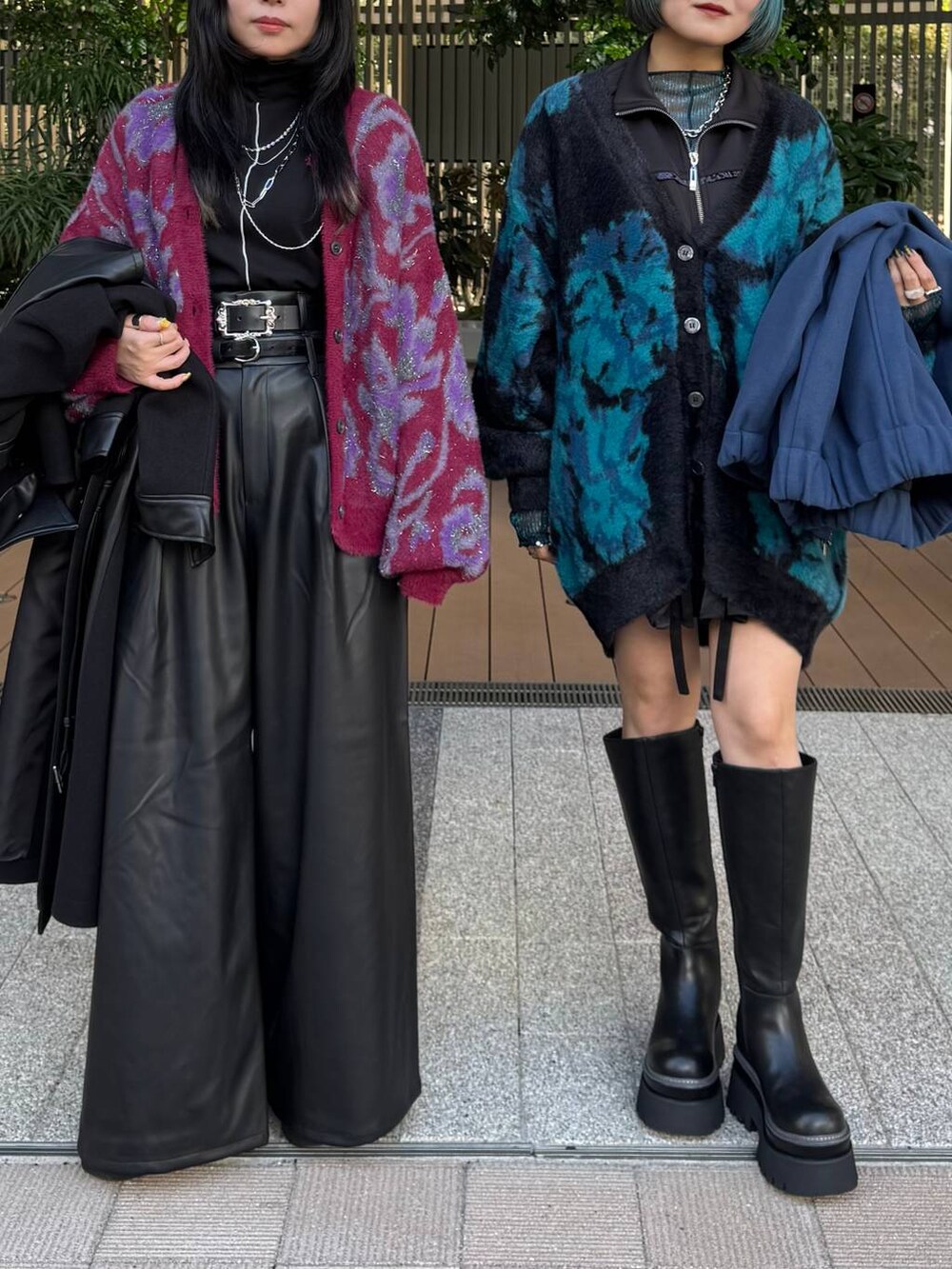 ブルー系のブルゾン、ブラック系のチェスターコート、レッド系のカーディガン/ボレロを着用したレディースの秋コーディネートの4枚目の写真