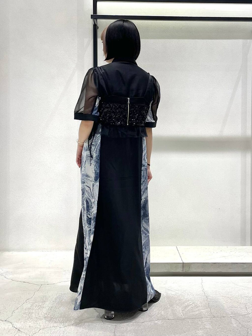 ブラック系のサンダル、ブラック系のチューブトップ、グレー系のワンピースを着用したレディースの春コーディネートの6枚目の写真