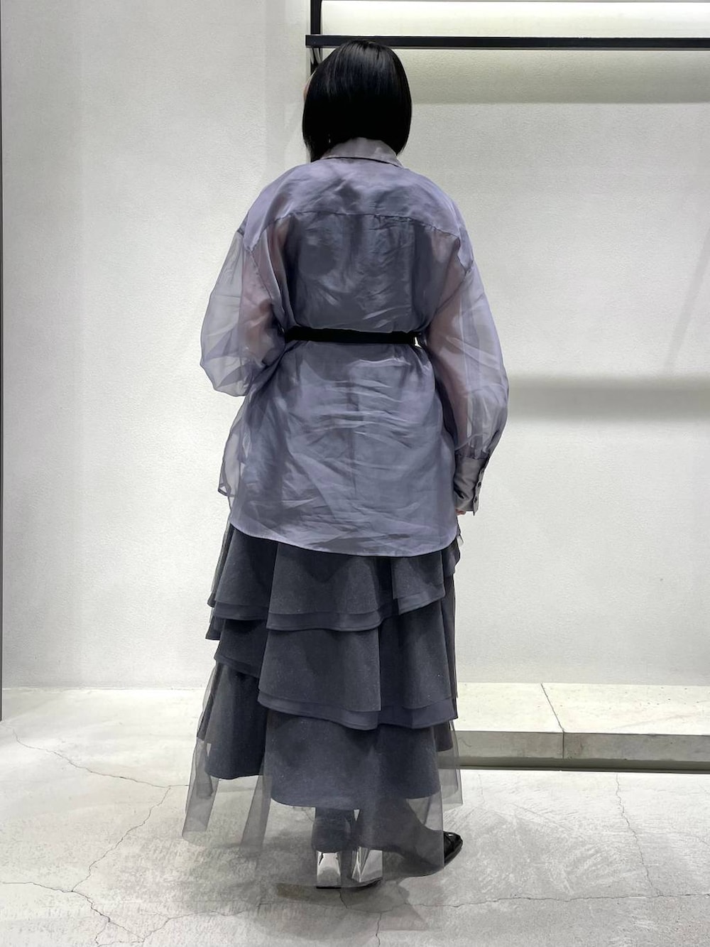 ブラック系のサンダル、ブラック系のタンクトップ、グレー系のスカートを着用したレディースの春コーディネートの5枚目の写真