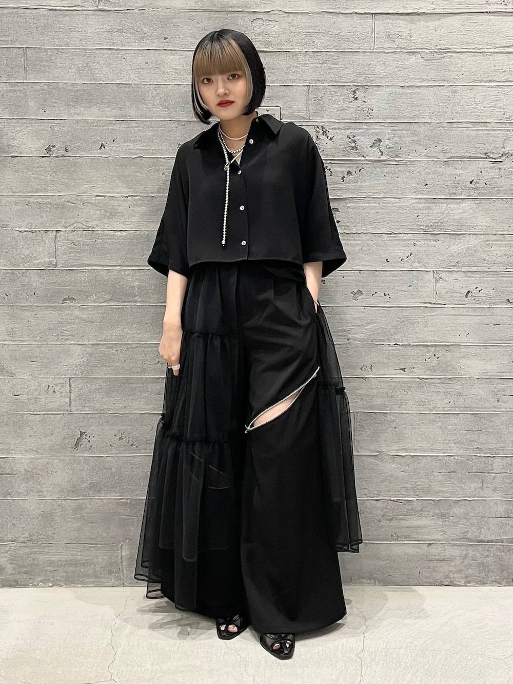 ブラック系のサンダル、ブラック系のシャツ/ブラウス、ブラック系のその他パンツを着用したレディースの夏コーディネートの3枚目の写真