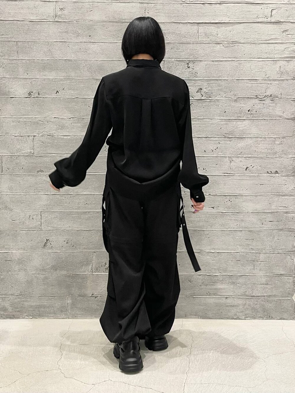 ブラック系のシャツ/ブラウス、ブラック系のカーゴパンツ、ブラック系のスニーカーを着用したレディースの秋コーディネートの5枚目の写真