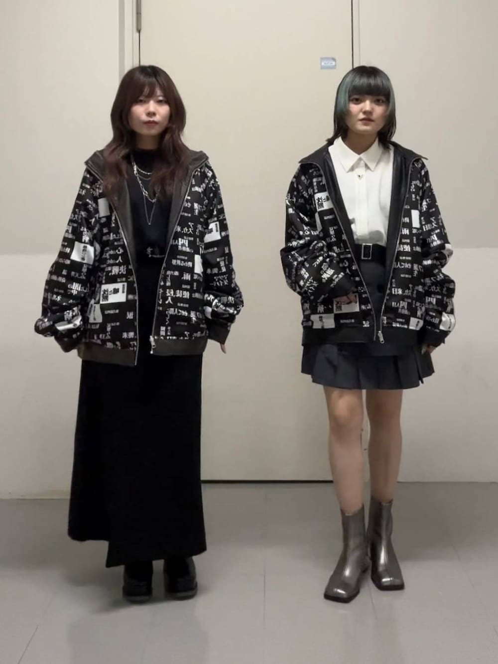 ブラック系のスカート、グレー系のセットアップ、グレー系のブルゾンを着用したレディースの秋コーディネートの3枚目の写真