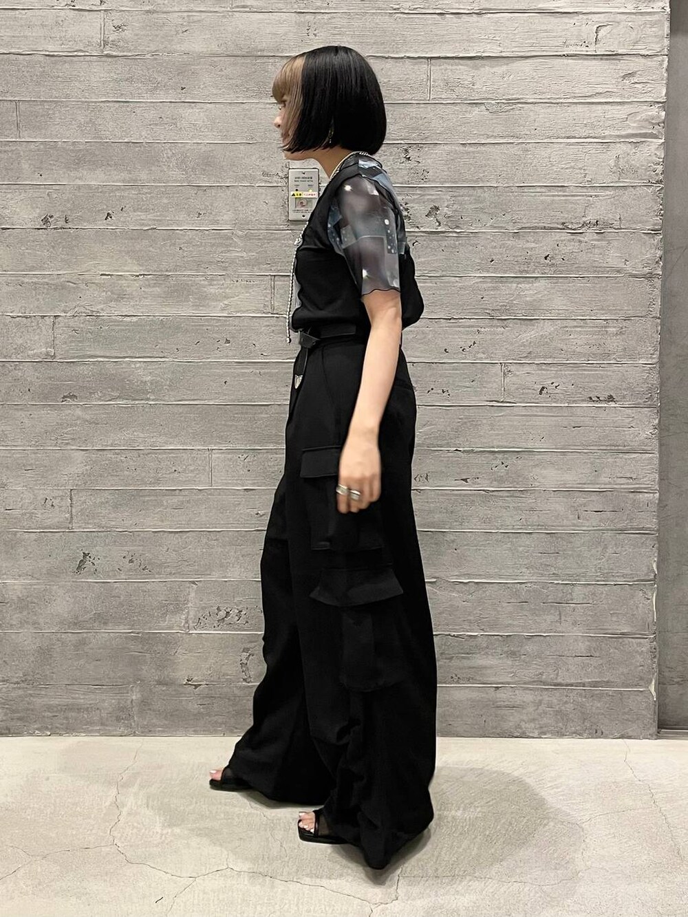 ブラック系のサンダル、グレー系のタンクトップ、ブラック系のカーゴパンツを着用したレディースの夏コーディネートの3枚目の写真