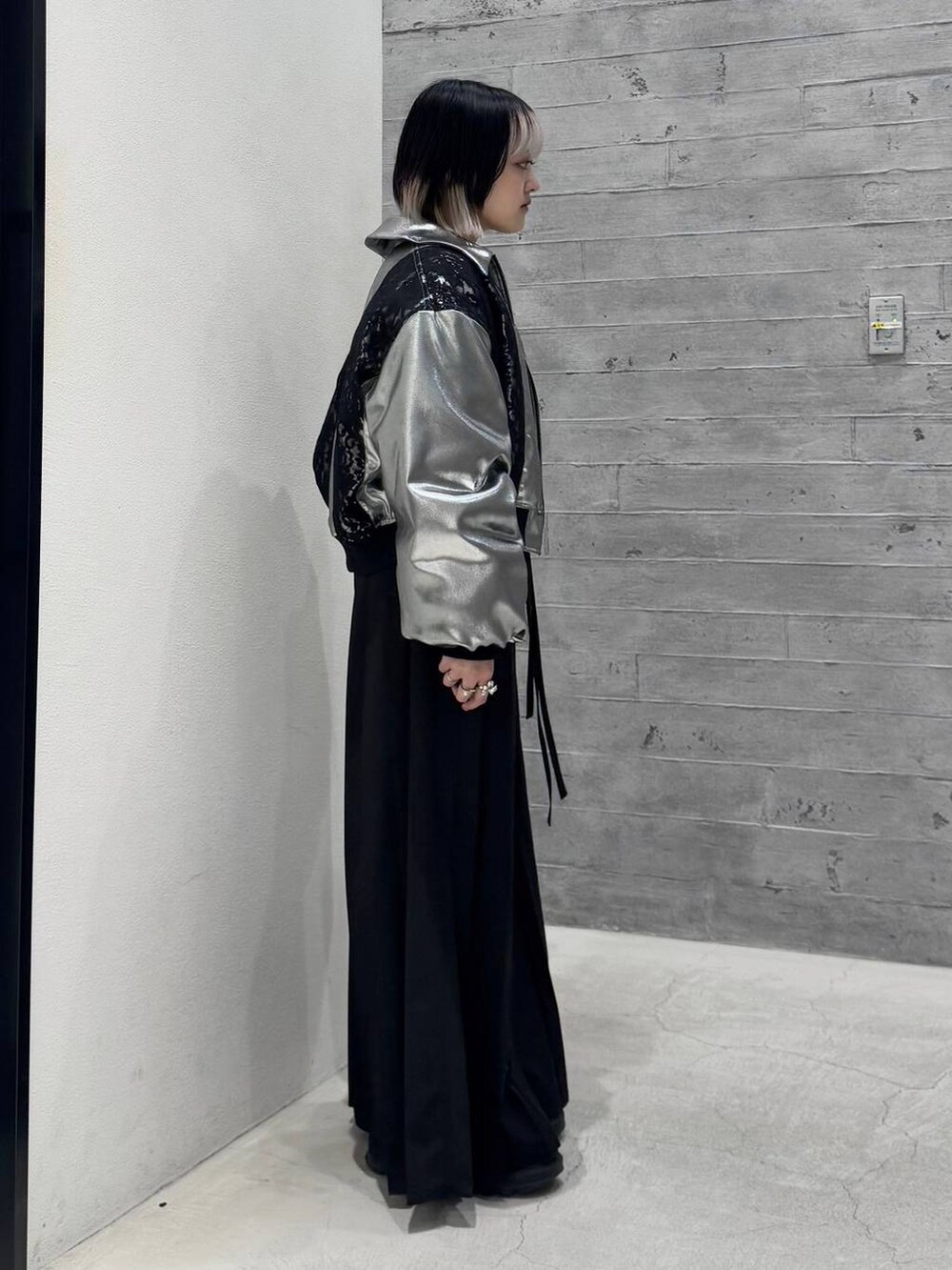 「低身長、モード、個性派、骨格ストレート、体型カバー、高見え、モテ、HARE、着痩せ・細見え、大人カジュアル、カジュアルコーデ、ブルゾン、ワイドパンツ、モノトーン」｜「HAREのバイカーデザインブーツ(HARE)（ブーツ、ブラック系）」を使った、かのんさん（レディース・149cm）の冬コーディネートの4枚目の写真
