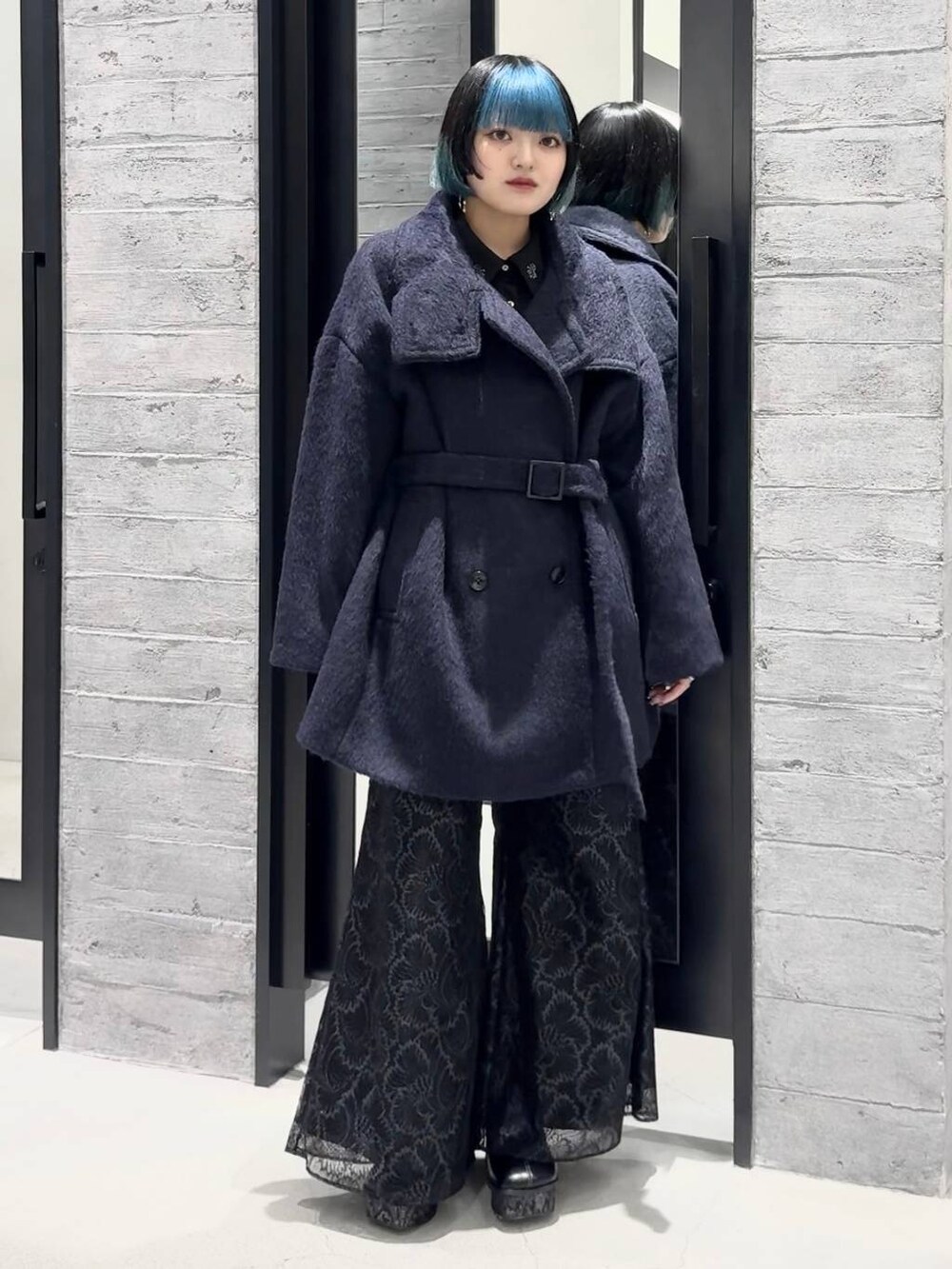 パープル系のブルゾン、グレー系のブーツ、ブラック系のシャツ/ブラウスを着用したレディースの秋コーディネートの5枚目の写真