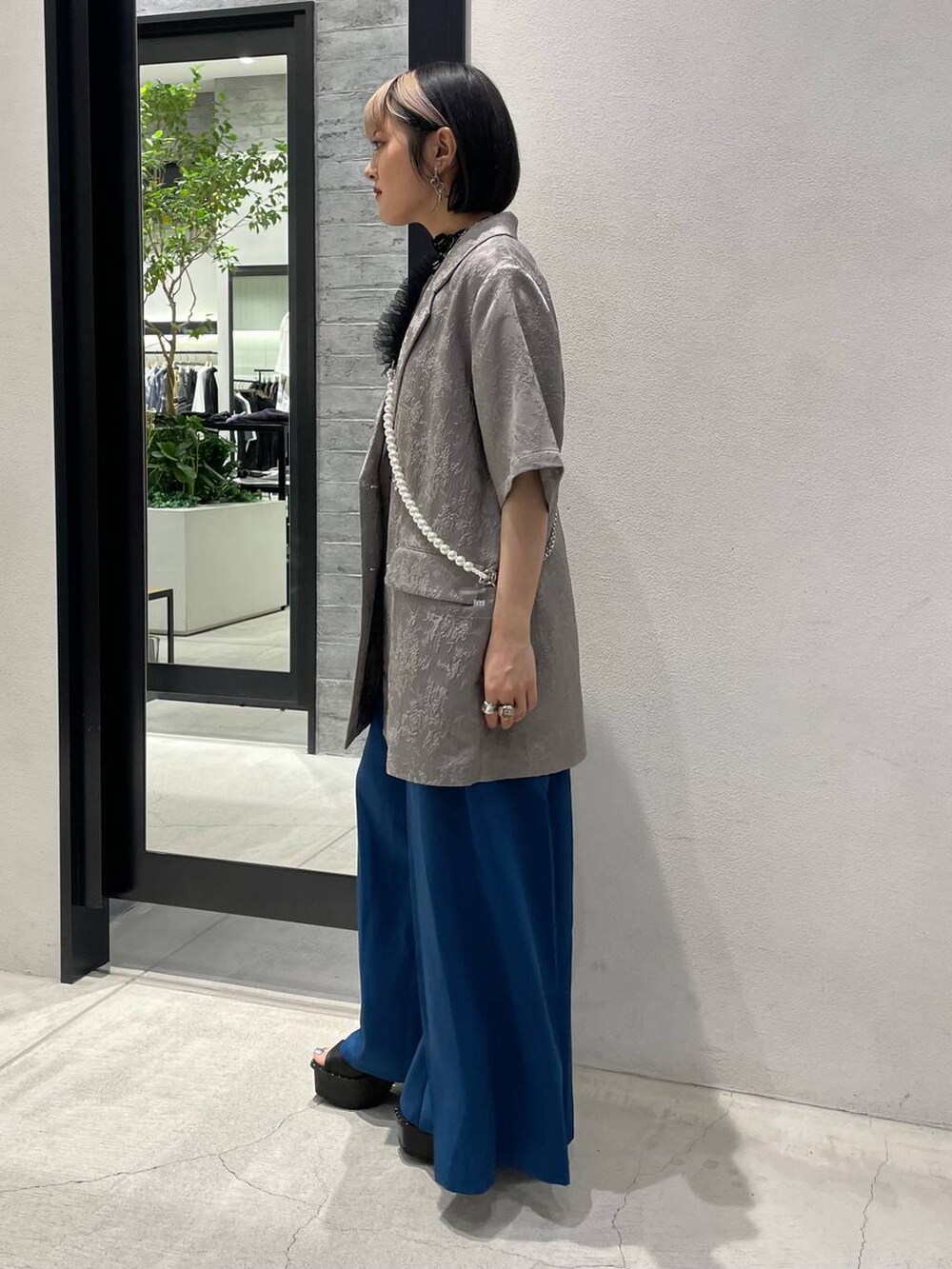 ブラック系のサンダル、ホワイト系のTシャツ/カットソー、ブルー系のその他パンツを着用したレディースの春コーディネートの4枚目の写真