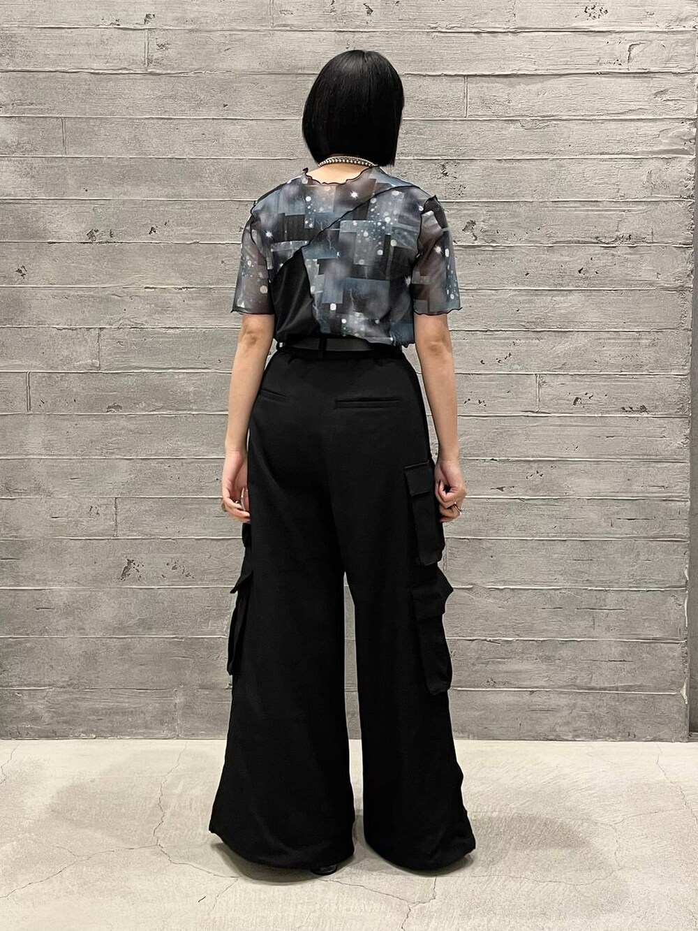 ブラック系のサンダル、グレー系のタンクトップ、ブラック系のカーゴパンツを着用したレディースの夏コーディネートの4枚目の写真