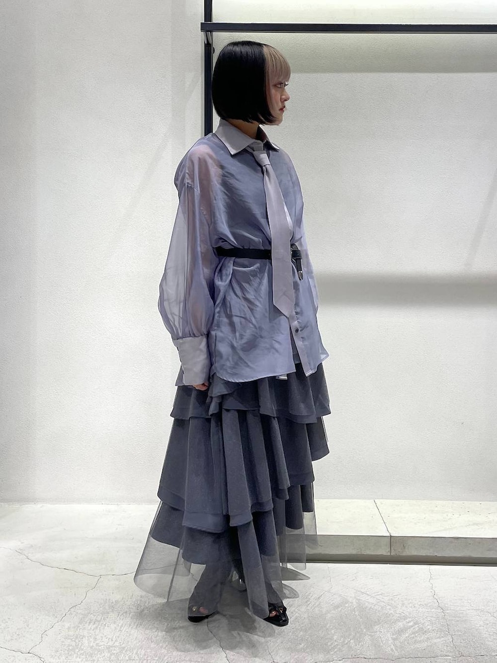 ブラック系のサンダル、ブラック系のタンクトップ、グレー系のスカートを着用したレディースの春コーディネートの6枚目の写真