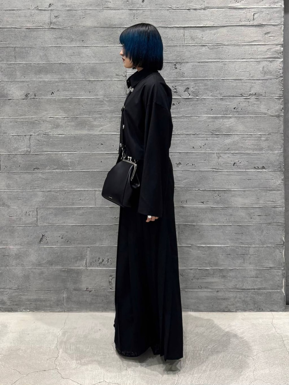 ブラック系のシャツ/ブラウス、グレー系のブーツ、ブラック系のショルダーバッグを着用したレディースの秋コーディネートの3枚目の写真