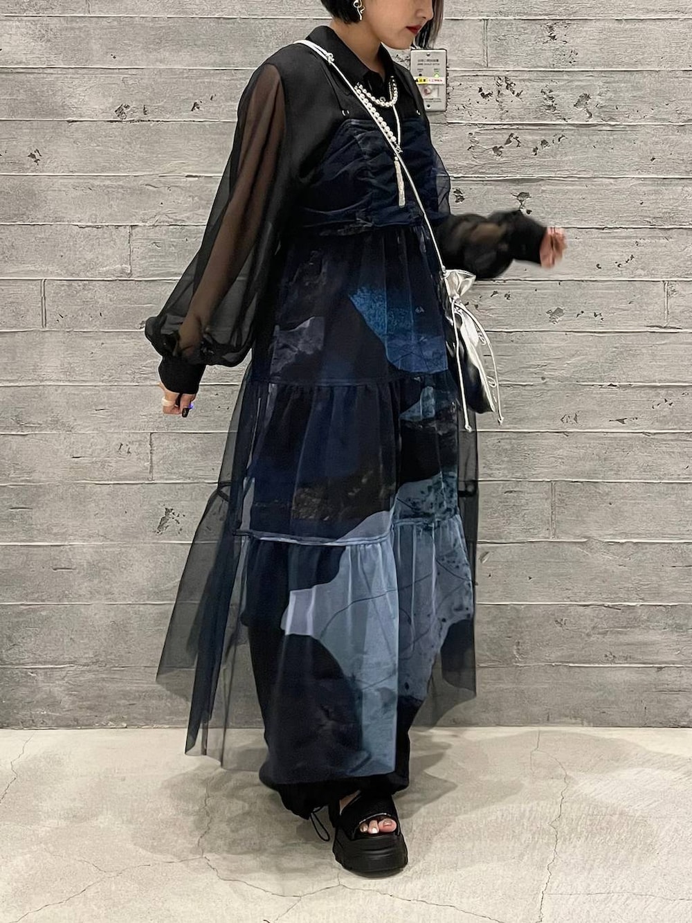 ブラック系のシャツ/ブラウス、グレー系のタンクトップ、ブラック系のカーゴパンツを着用したレディースの夏コーディネートの2枚目の写真